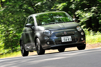 「500S」のテーマはスポーティー。外観は他グレードとは一味違う、精悍（せいかん）なテイストでまとめられている。