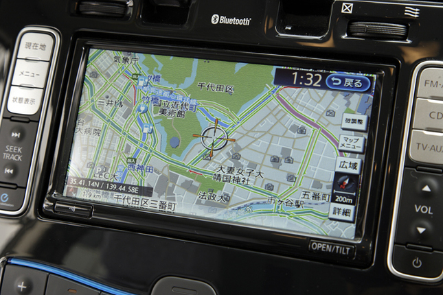 「オペレーター」ボタンはカーナビ場面の右側にある「マップメニュー」ボタンの上あたりに表示される。写真はナビ操作中で、表示が変わっている。（写真＝郡大二郎）