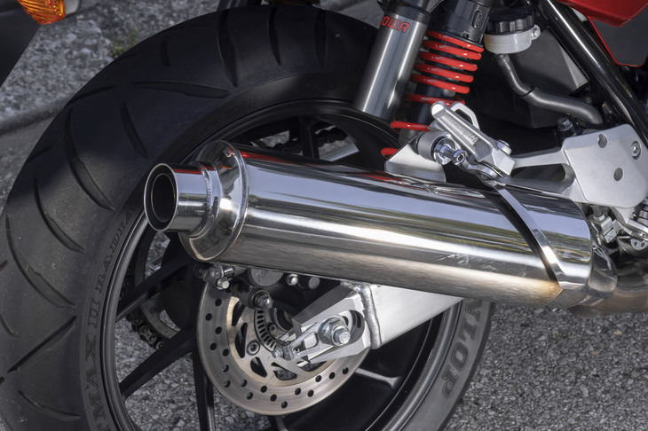 迫力のあるサウンドを放つマフラー。存在感のシンプルな円筒形のデザインも特徴で、“磨きがい”がありそうだ。