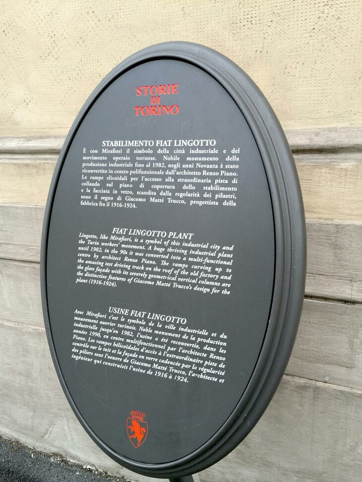 リンゴット工場の歴史を記したプレートがトリノ市によって設置されている。
