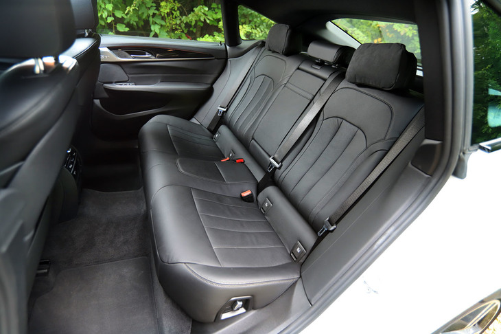 ホイールベースの長さと全高の高さが、後席にもゆとりのスペースをもたらす。背もたれの角度調整も可能。