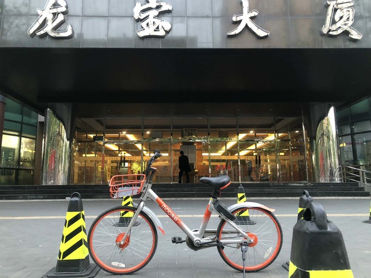 北京を本拠とするシェアリング自転車「モバイク」は、オレンジ&シルバーのフレームが目印。