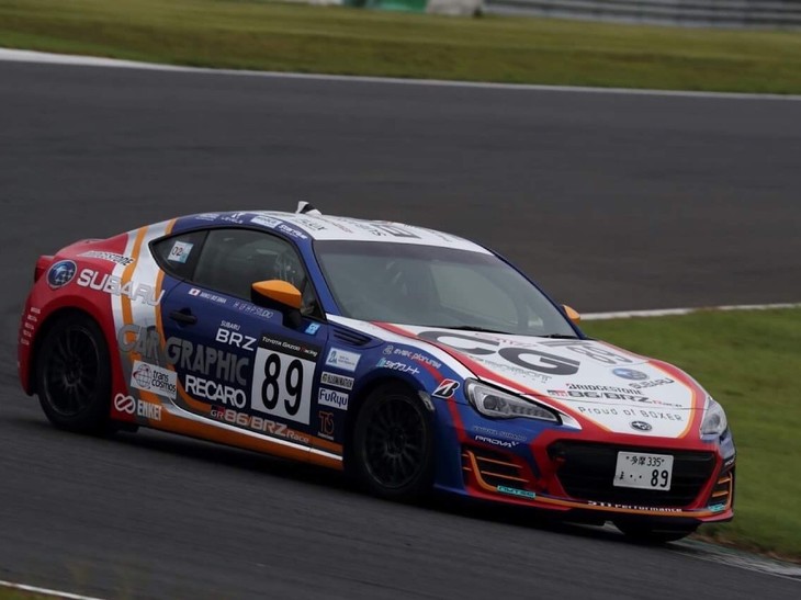 決勝前半はペースが上がらず、順位を落として苦しい展開に……。その後、我慢の走りをする中、レース中盤にかけて、周りのマシンもタイヤとブレーキがタレてペースが落ちてきたところから挽回し、なんとか15位でチェッカーを受けました。しかしゴール後、レース中盤で発生した接触がペナルティーの対象となり、私はゴールタイムから30秒の加算。25位という結果になりました。 