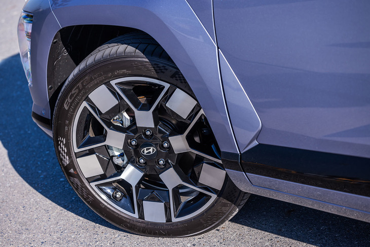 「ラウンジ」グレードには19インチサイズのアルミホイールを標準装備（ほかのグレードは17インチ）。今回の試乗車は、235/45R19サイズの「クムホ・エクスタPS71」タイヤを組み合わせていた。