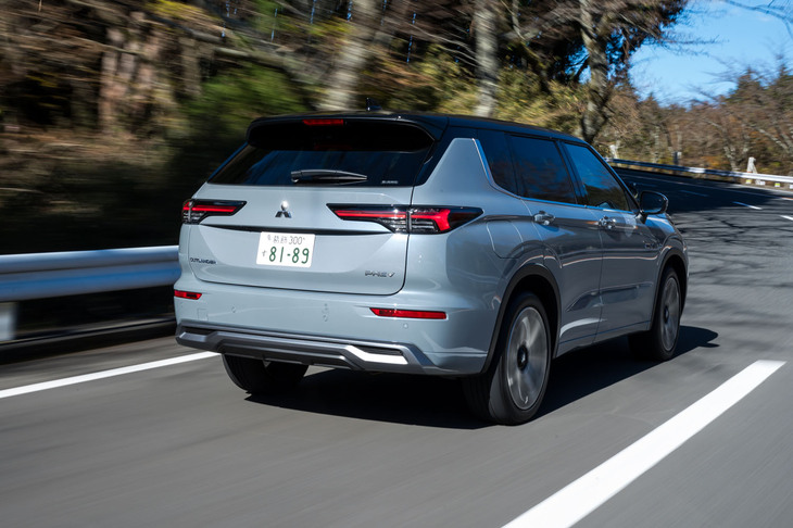 フロントが最高出力116PS／最大トルク255N・m、リアが136PS／195N・mという駆動用モーターのスペックはこれまでどおり。バッテリーの刷新によって目いっぱいの性能を継続的に発揮できるようになり、結果としてシステム出力が20％アップしたという。