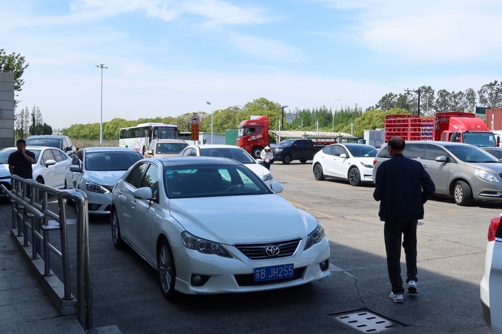 郊外へ行くと、上海中心部に比べて海外ブランド車やガソリンエンジン車が多くて、なんだかホッとする。