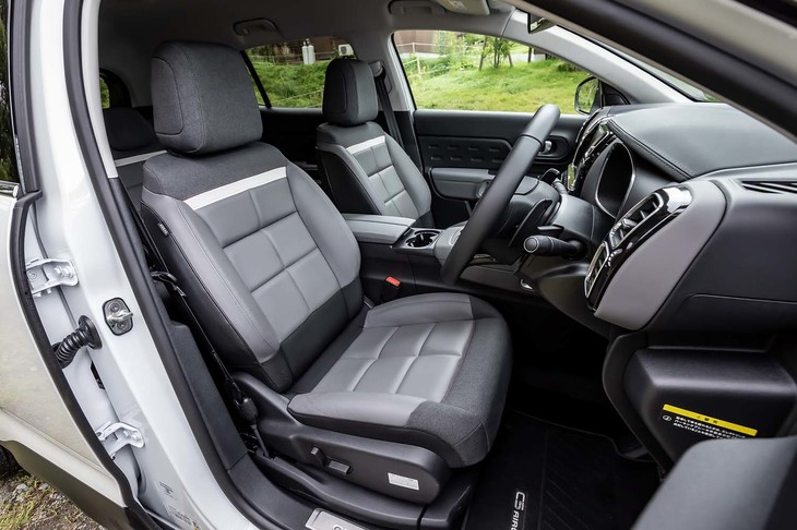 撮影車両は標準のハーフレザーシートを装備。「ナッパレザーパッケージ」と称されるナッパレザーシートやパノラミックサンルーフ、フロントシートがセットになるオプションも用意されている。