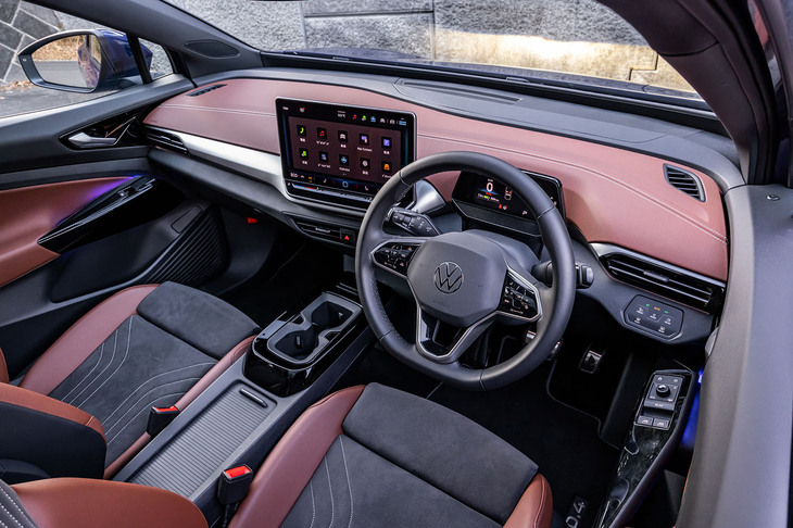 「ID.4プロ」の内装色は、「ブラック＆フローレンスブラウン」のみの設定。最新モデルではハザードスイッチが、モニター直下からエアコンの吹き出し口中央部に移動している。