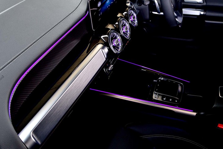 インテリアは、64色のアンビエントライトを切り替えることで、ムードの変化が楽しめる。