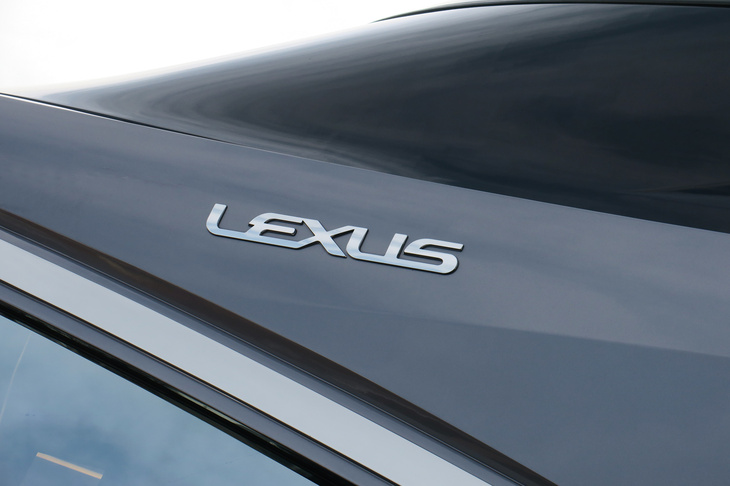 レクサスLY650（「LEXUS」ロゴ）