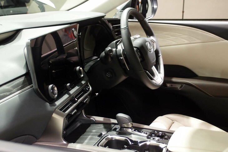 レクサスRX450h＋“バージョンL”（コックピット周辺部）