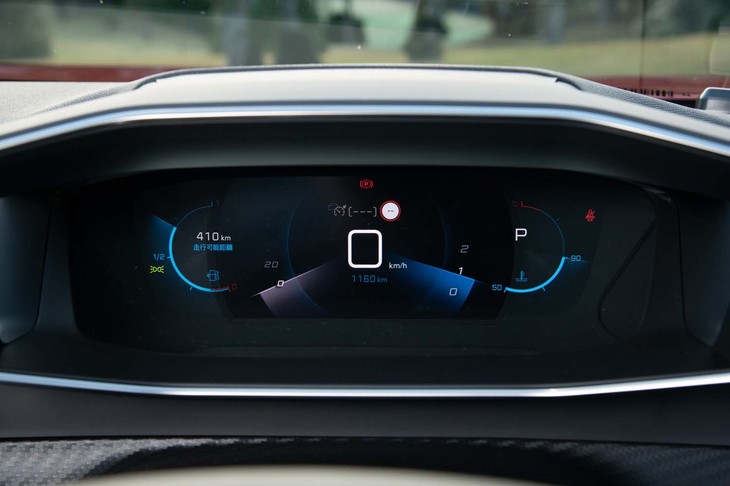 表示エリアが前後（手前と奥）に分かれた3D液晶メーター。この表示パターンでは中央のデジタル速度計の左がアナログ（表示）の速度計で右がエンジン回転計。
