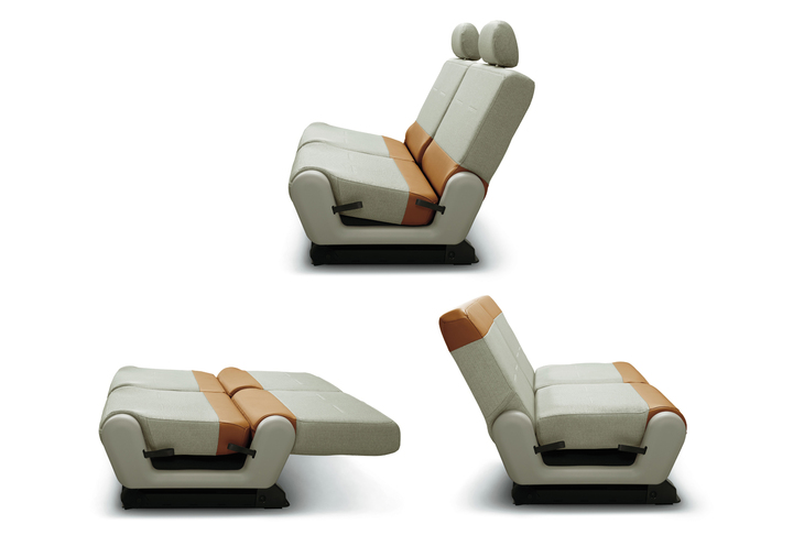 「MYROOM」シリーズの“部屋のような車内”を実現するのが、「2 in 1シート」と呼ばれる後席だ。乗車移動時（写真上）は程よい硬さのシートとなり、フラットに倒すことでベッドルームモード（写真左下）に変化。座面と背もたれを反転させれば、後ろ向きになったうえでソフトな接触面が表になり、ソファとして使えるようになる（写真右下）。