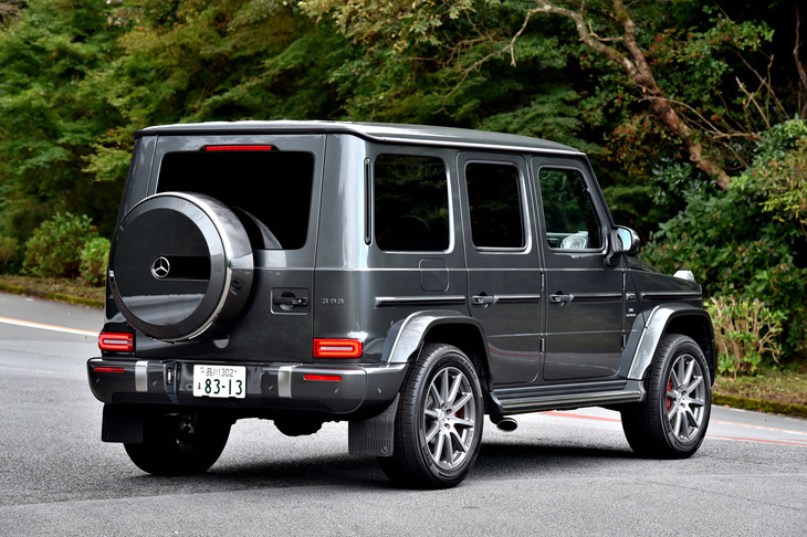 
	【メルセデスAMG G63のスペック】
	ボディーサイズ：全長×全幅×全高＝4873×1984×1966mm／ホイールベース：2890mm／車重：2560kg／駆動方式：4WD／エンジン：4リッターV8 DOHC 32バルブ ターボ／トランスミッション：9段AT／最高出力：585ps（430kW）/6000rpm／最大トルク：850Nm（86.7kgm）/2500-3500rpm／タイヤ：（前）275/50R20 113W／（後）275/50R20 113W（ピレリ・スコーピオンゼロ アシンメトリコ）／燃費：13.1リッター/100km（約7.6km/リッター、欧州複合モード）／価格：2035万円

	 

	【取材時の燃費データ】
	テスト距離：215.0km（市街地1：高速道路8：山岳路1）／使用燃料：38.8リッター（ハイオクガソリン）／参考燃費：5.5km/リッター（満タン法）／5.4km/リッター（車載燃費計計測値）
	