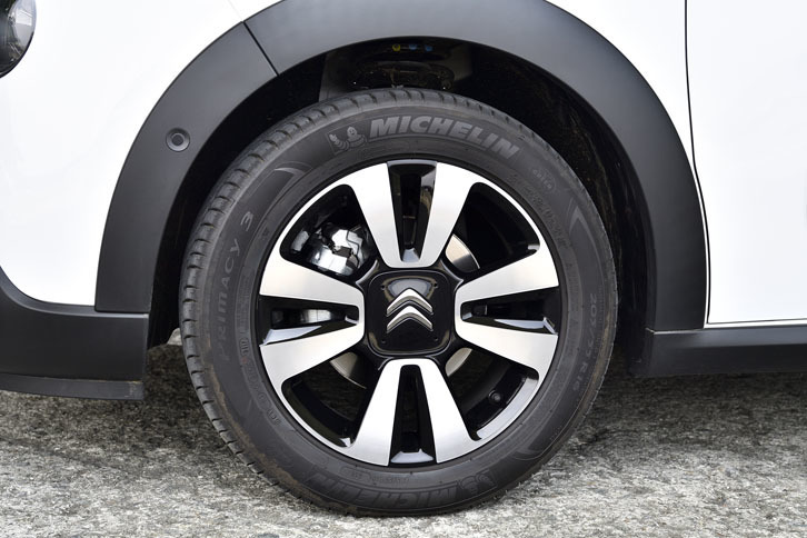 試乗車のタイヤは「ミシュラン・プライマシー3」。サイズは前後とも205/55R16。