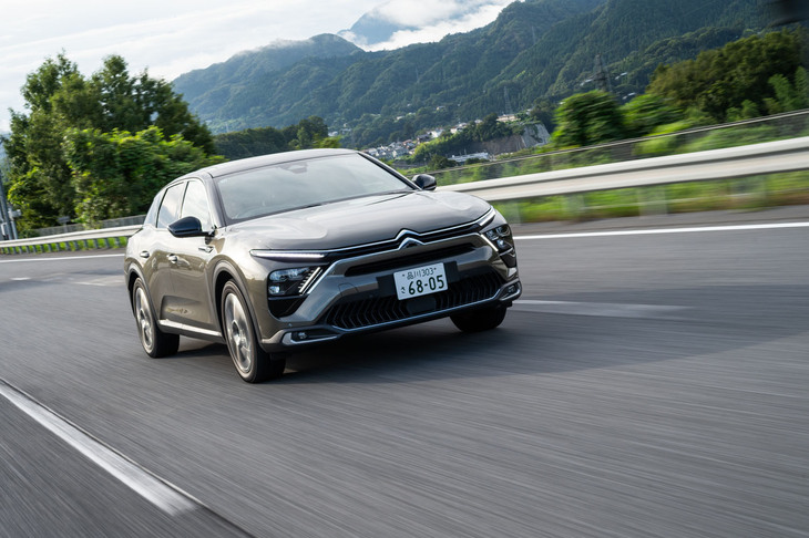 中央道で「シトロエンC5 Xプラグインハイブリッド」に乗り換える。プラグインハイブリッド専用のアクティブサスペンション「アドバンストコンフォートアクティブサスペンション」が備わっているが、高速道路での印象は今ひとつだった。