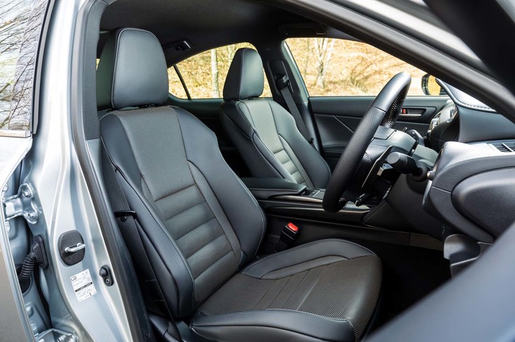 今回試乗した「IS300h“Fスポーツ”」のシート。背もたれや座面にはパンチメッシュ加工が施されている。