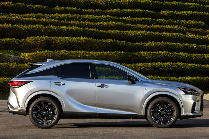 キャラクターラインだけを見るとCピラーのあたりで“軸”が折れて見える「RX」だが、実際にはボディーサイドのピークを結ぶ線と、サイドウィンドウ下部のベルトラインが平行に走っており、それで見る者に軸を感じさせているのだ。