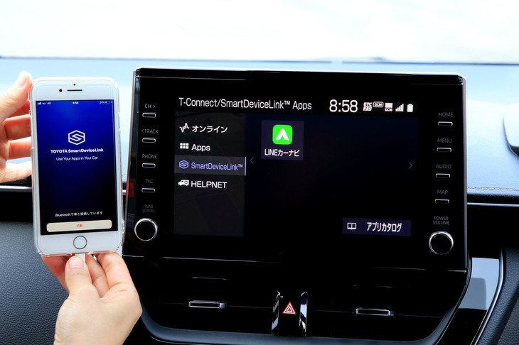 ディスプレイオーディオの画面サイズは、標準仕様が7インチ、オプションが9インチ（写真）。ともにスマートデバイスリンクに対応しており、携帯端末にダウンロードした専用アプリをこの画面で操作できる。オプションで、メモリーナビをこの画面で動かす「T-Connectナビキット」も用意される。