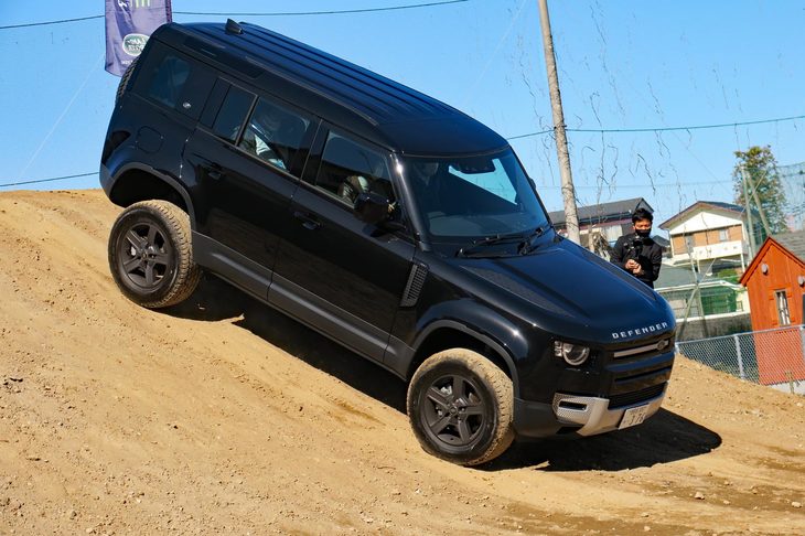 後はヒルディセントコントロールに任せて山を下るだけ。システムを作動させておけば、ドライバーがブレーキから足を離すだけでクルマは一定速走行モードに入る。