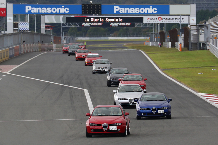 最後のプログラムは希望する全車両によるメインコースのパレード走行。メインストレートの中ほどからコースインした「159」や「156」などが1コーナーに向かう。