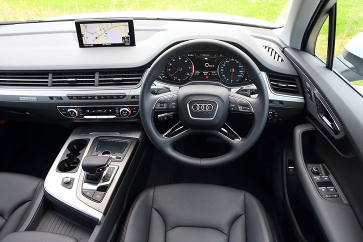 「至高の快さを目指した」とうたわれる、新型「Q7」のコックピット。ダッシュボード上には、カーナビおよびインフォテインメント用の8.3インチモニターが設置される。