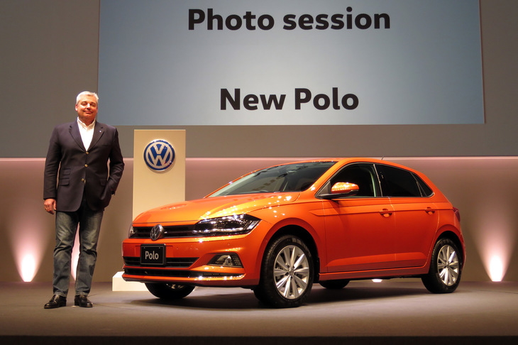 新型「フォルクスワーゲン・ポロTSIハイライン」と、フォルクスワーゲン グループ ジャパンのティル・シェア社長。