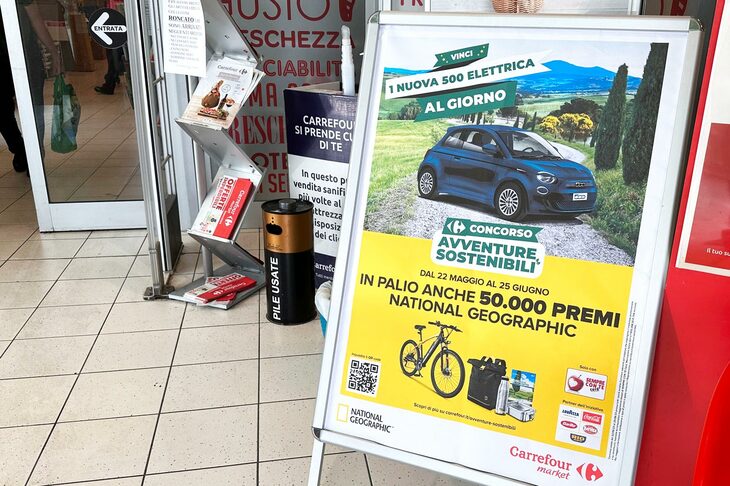 こちらのスーパーの特賞は「フィアット500e」。キャンペーン名は「持続可能性の冒険」である。シエナで2023年6月。