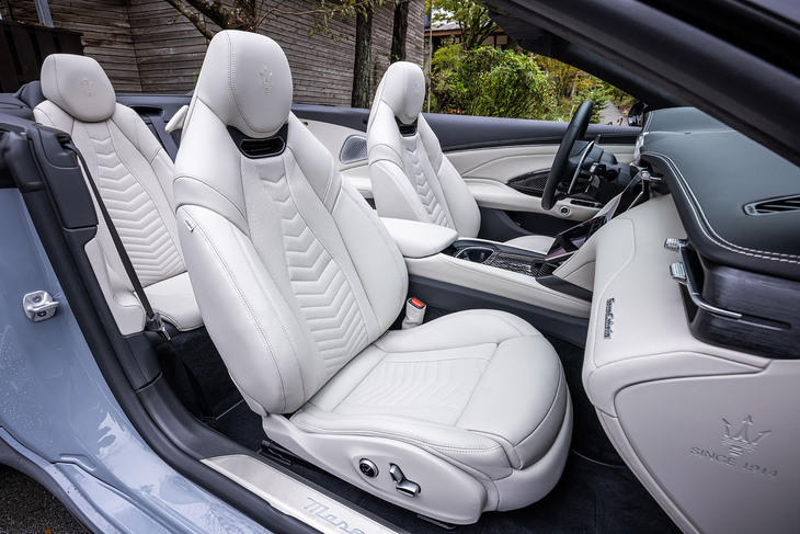 今回の試乗車では「アイス」と呼ばれるインテリアカラーが選択されていた。フロントシートのヘッドレスト下部には、吹き出す温風によって首まわりを温めることができるネックウォーマーが備わっている。