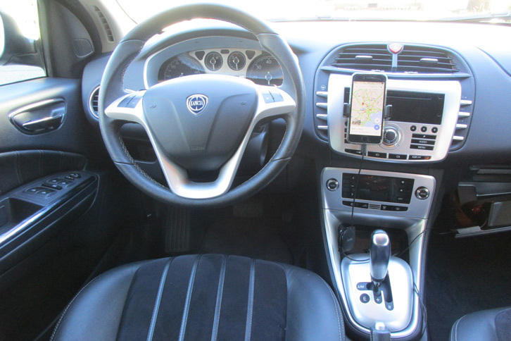 「デルタ」のインパネ中央部、シルバー樹脂の安っぽさはやや残念。