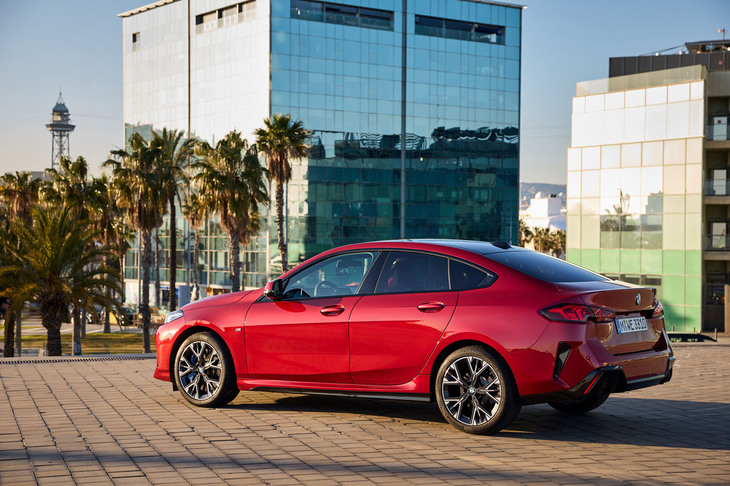 同じ「2シリーズ」でも「クーペ」がFRシャシーなのに対し、「グランクーペ」はFFシャシーを使う。さらにハッチバックの「グランツアラー」（もちろんFF）もあり、2シリーズは多様性に富んでいる。