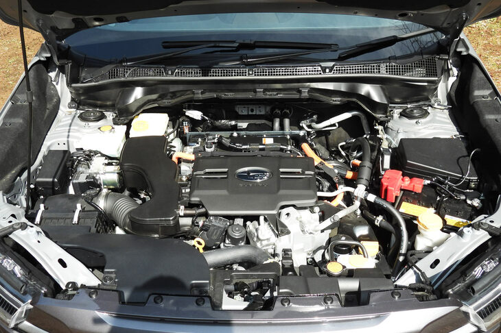 2.5リッター水平対向4気筒エンジンをベースとする新型「フォレスター」のハイブリッドシステムは、最高18.8km/リッターの燃費を実現。ほかに、1.8リッター水平対向4気筒ターボエンジン搭載車も選べる。