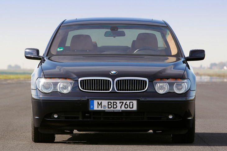 2001年に登場した4代目「BMW 7シリーズ」。クリス・バングルの前衛的デザインに、デビュー当初は「BMWは終わった！」と嘆かれたものだが……今となってはつつましいほどのデザインである。