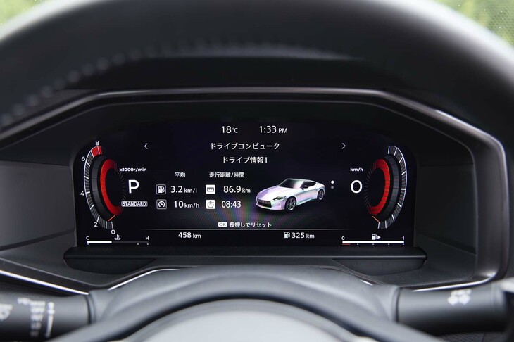 フルデジタル化されたメーターパネルは、速度計とエンジン回転計を大映しにした2眼式や、エンジン回転計を強調した4眼式など、さまざまな表示レイアウトに切り替え可能。速度計とエンジン回転計をボビンメーター風にして左右に追いやり、インフォメーション画面を大映しにすることもできる（写真）。