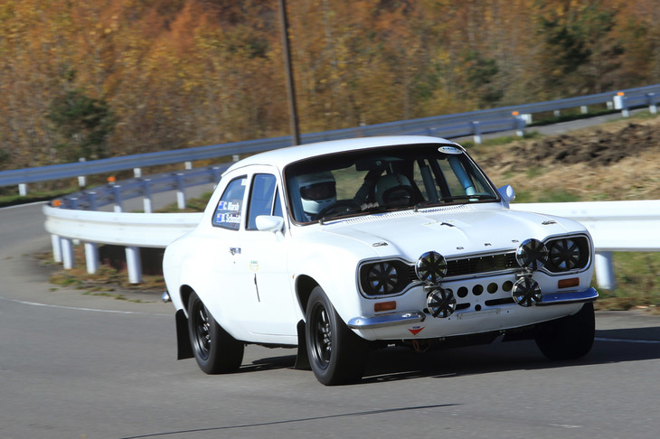 いよいよヒルクライムがスタート。まずやって来たのは「フォード・エスコート マーク1メキシコ」。1960年代から1970年代にかけてラリーで活躍した小型大衆車である。