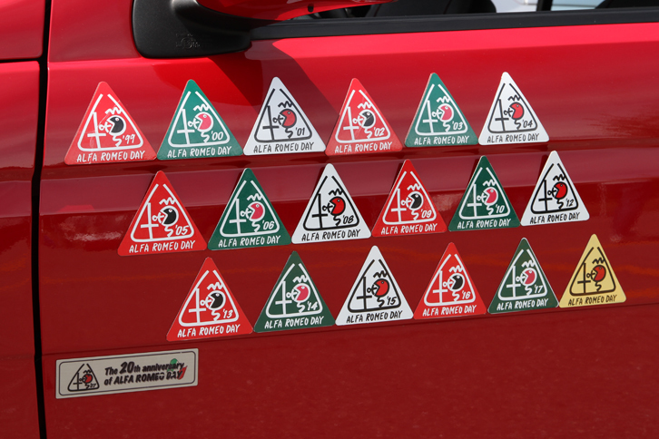 「155」のドアに貼られた、毎年エントラントだけが手にすることができる参加証明ステッカー。