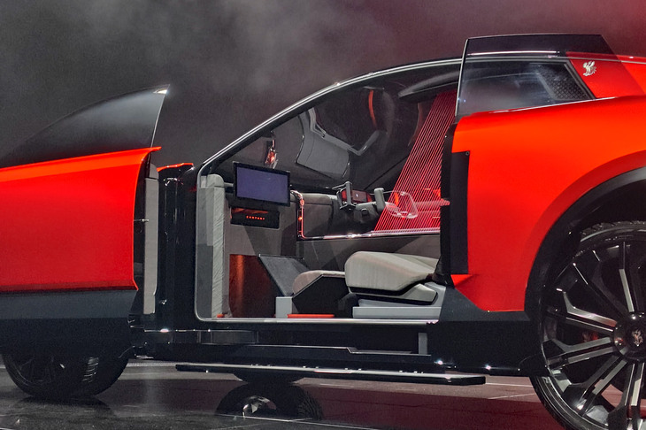 見る者の度肝を抜いた、前後両開きのスライドドア。乗降しやすいよう、可動式のサイドステップも備わっていた。