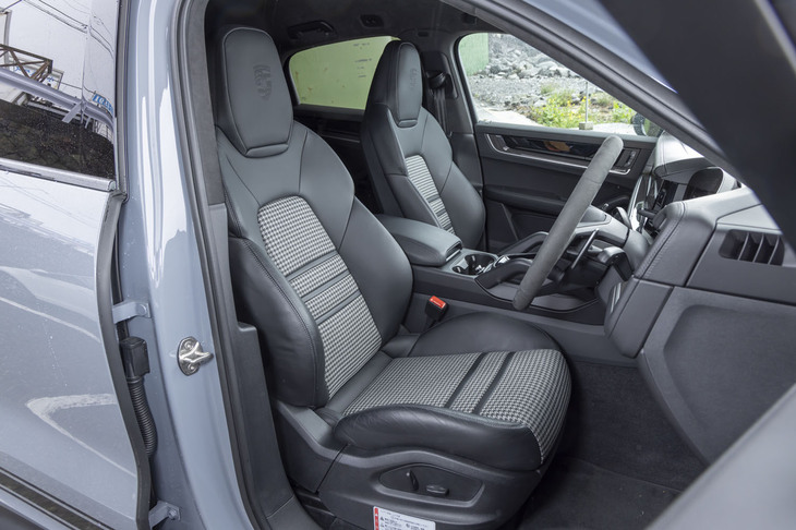 1960年代の「911」を思わせる千鳥格子柄のシートは「ライトウェイトパッケージ」との同時装着が必須。周囲がレザーで格子の部分は光沢のあるファブリックだ。