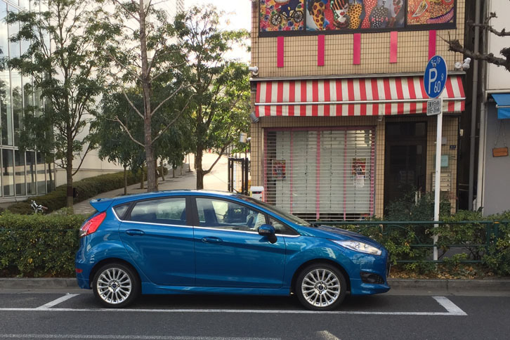 ちょっと前後方向に詰まった造形ではあるけれど、横から見ても兄貴分によく似ている。