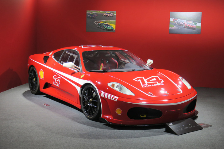 「F355チャレンジ」の後は、2000年に「360チャレンジ」が、2006年に写真の「F430チャレンジ」が登場する。その後は「458チャレンジ」（2011年）、「458チャレンジEVO」（2014年）、「488チャレンジ」（2017年）、「488チャレンジEVO」（2020年）と続き、2024年には新型となる「296チャレンジ」が登場する予定だ。「フェラーリ・チャレンジ」の競技車両はミドシップの“ピッコロフェラーリ”から仕立てられるならわしのようだが、なぜ「F8チャレンジ」は存在しないのだろう？　「F8トリブート」がなんだか不憫だ。
