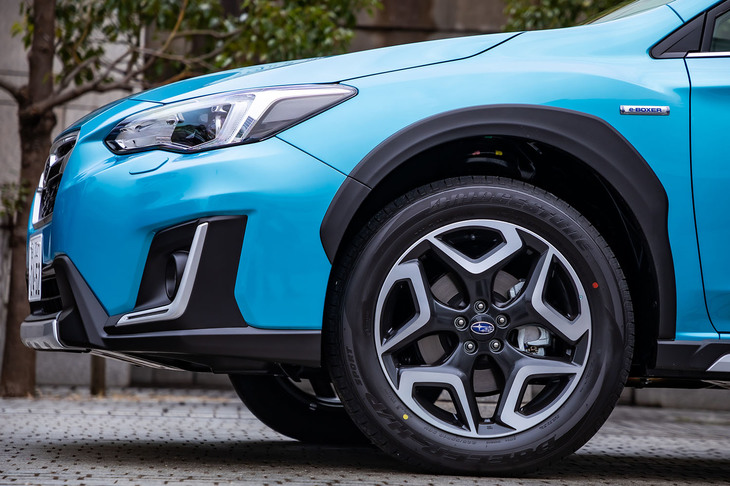 試乗車には、オンロード向けとなる前後225/55R18サイズの「ブリヂストン・デューラーH/Pスポーツ」タイヤが装着されていた。