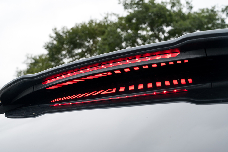 スポイラーに内蔵されるハイマウントストップランプはウィンドウ上部にも投影される仕掛け。表示面積2倍で後方からの視認性拡大に寄与する。