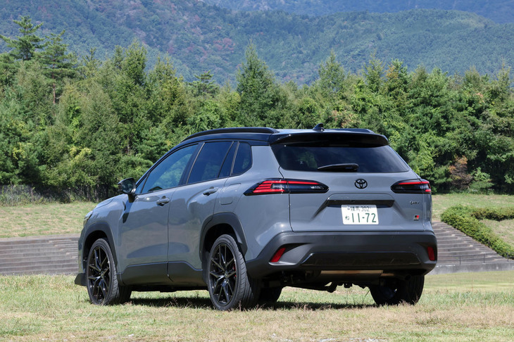 外板色は「プラチナホワイトパールマイカ」や「マッシブグレー」といった5色のモノトーンに加え、「ブラック×アッシュ」（写真）や「ブラック×エモーショナルレッド」「ブラック×プラチナホワイトパールマイカ」の組み合わせとなる3種類の2トーンから選択できる。