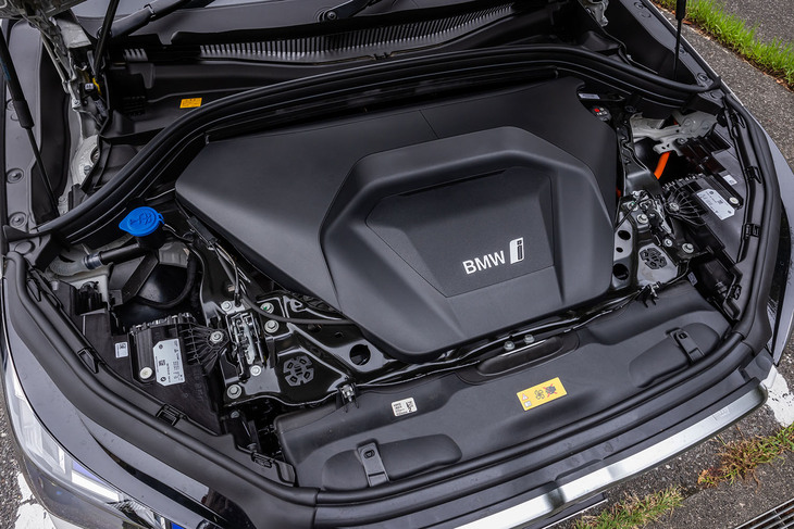 最高出力190PS、最大トルク247N・mを発生する駆動用モーターを前後にそれぞれ搭載。システム最高出力は306PSで、同じパワートレインを搭載する「iX1」よりも34PSパワフルな設定になっている。