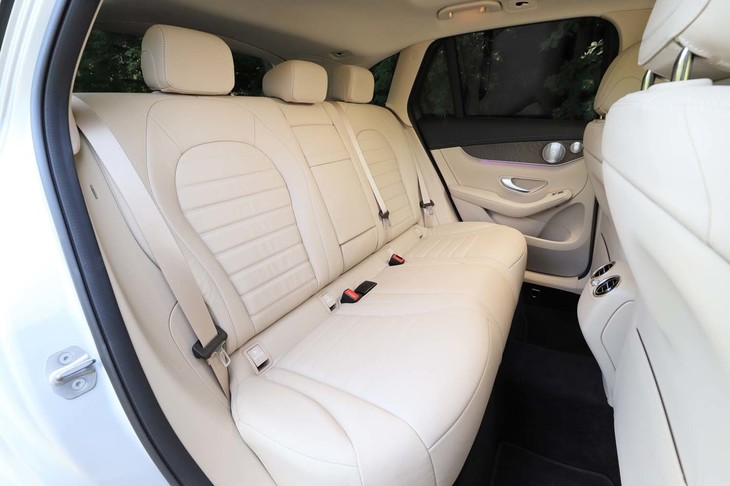 後席は水素タンクの上に腰を下ろすことになるが、着座位置などは普通の「GLC」と変わりなく快適に過ごせる。