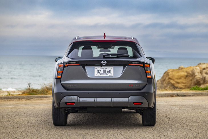 新型「キックス」のリアビュー。フロントフェイスに呼応するように、バーデザインのLEDリアコンビランプをボディーの両サイドとハッチゲートに水平配置している。ルーフエンドには小さなスポイラーが備わる。