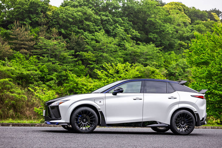 ボディーサイズは全長×全幅×全高＝4860×1965×1625mm。エアロパーツや21インチタイヤの採用によって、ベースの「RZ450e」よりも全長が55mm、全幅が70mm大きくなり、全高は10mm低くなった。