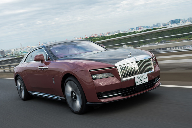 車体には「アーキテクチャー・オブ・ラグジュアリー」と呼ばれるアルミ製スペースフレームを採用。フロアに積まれるバッテリーモジュールを車体構造と一体化させることで、既存のモデルより30％高いボディー剛性を実現している。