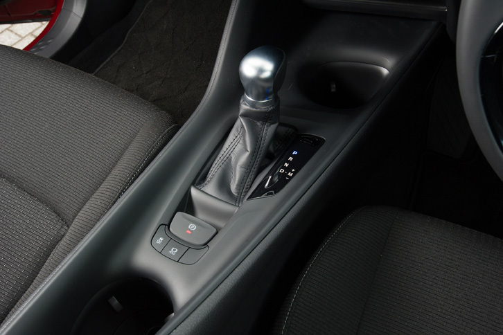 「S-T」のシフトセレクター。ターボ車、ハイブリッド車ともにシフトセレクターはストレートゲートのレバー式。