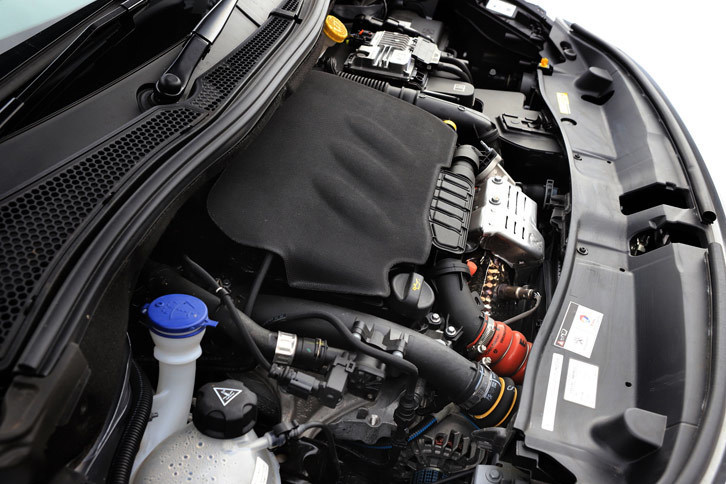 「プジョー2008」に搭載される1.2リッターガソリンターボエンジン。急峻（きゅうしゅん）な坂道でも、力強く2008の車体を引っ張ってくれた。
